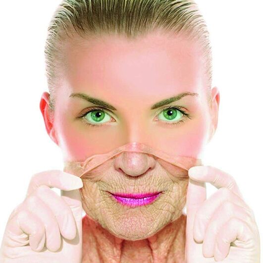 Een vrouw op volwassen leeftijd verwijdert rimpels in haar gezicht met huismiddeltjes